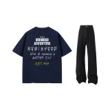 Темно-синий синий футболка + черные джинсы