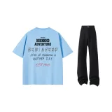 Синяя футболка + черные джинсы