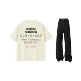 Абрикосовая футболка + черные джинсы