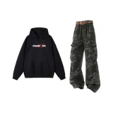 Чёрный топ + камуфляжные штаны