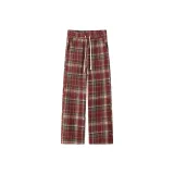 Красный, в клетку, с флисовой подкладкой.