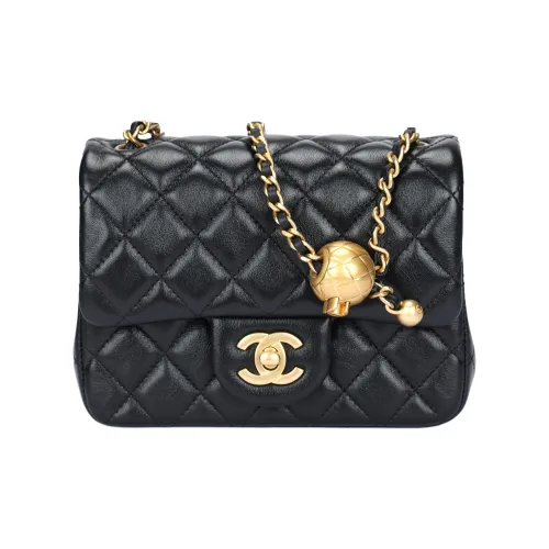 CHANEL Сумки через плечо Женские
