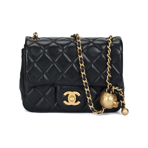 CHANEL Сумки через плечо Женские