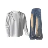 Белый топ + винтажные синие джинсы