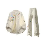 Бежевое пальто + светлые хаки цветочные штаны