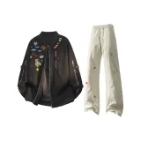 Чёрное пальто + светлые хаки цветочные штаны