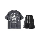 Серый футболка + черные шорты