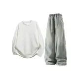 Белый свитшот + светло-синие джинсы