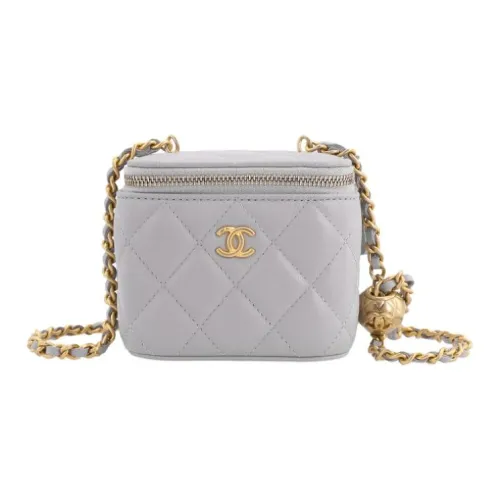 CHANEL Сумки через плечо Женские