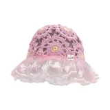 Розовая вязаная шапка с кружевной отделкой