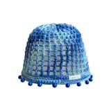 Синяя вязаная шапка с бусинами