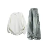 Белый свитшот + синие джинсы