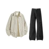 Белая рубашка абрикосового цвета + черные джинсы