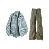 Синяя рубашка + желтые грязные джинсы