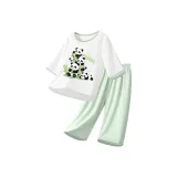 Зелёный, обнимающий бамбук панда