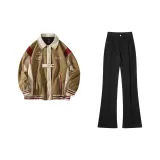 Куртка цвета верблюжьего цвета + черные джинсы