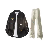 Чёрное пальто + светлые хаки цветочные штаны