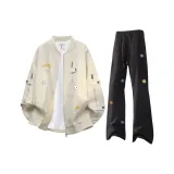 Бежевый пальто + черные штаны с цветочным принтом