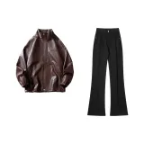 Кофейный кожаный куртка + черные джинсы