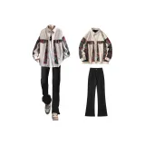 Куртка цвета экрю + черные джинсы