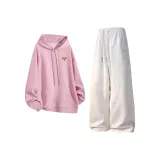 Розовый топ + светло-серые штаны цвета фотинии