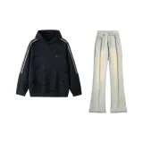 Чёрный свитшот + жёлтые грязные джинсы