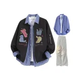 Чёрное пальто + сине-белая клетчатая рубашка + светло-серые парашютные штаны