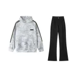 Белый свитшот + черные джинсы