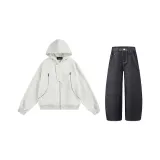 Белый топ + синие джинсы