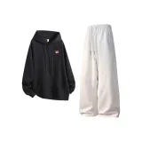 Чёрный топ + светло-серые штаны цвета фотинии