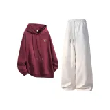 Винтажный красный топ + светло-серые штаны цвета фотинии