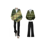 Зеленая толстовка + черные джинсы