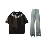 Черная футболка + потертые желтые джинсы