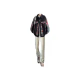 Чёрная куртка + жёлтые джинсы цвета глины