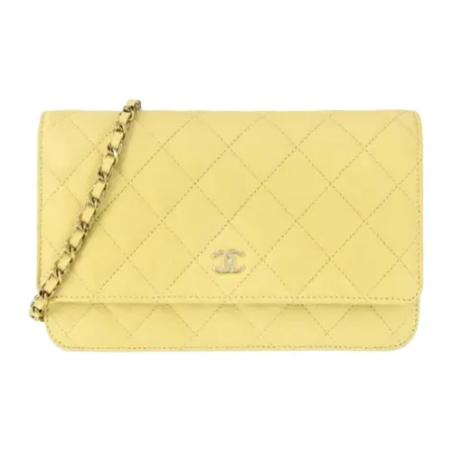 CHANEL С рельефом Тисненый Блестящий Телячья кожа Сумка через плечо Женская Желтая
