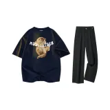 Темно-синий синий футболка + черные джинсы