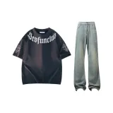 Темно-синяя футболка + потертые желтые джинсы с эффектом грязи