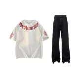 Белая футболка с серым фотинией + чисто черные джинсы