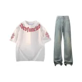 Белая футболка + потертые желтые джинсы с эффектом грязи