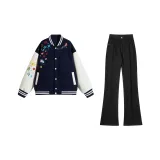 Темно-синяя бейсбольная куртка + черные джинсы