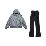 Серый куртка + черные джинсы