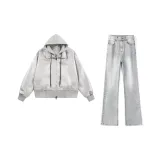 Светло-серая куртка + дымчато-серые джинсы