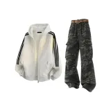 Белый серый кардиган, свитшот + камуфляжные джинсы