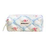 Бабочка влюблена в синий цветок