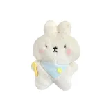 Кошка ест белого кролика