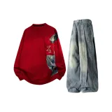 Красный свитшот + винтажные синие джинсы