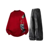 Красный свитшот + черные джинсы