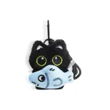 Большеглазая милая кошка держит рыбку украшение [держит маленькую синюю рыбку]