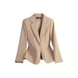 Светлый кофейный деловой костюм