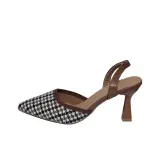 Коричневый